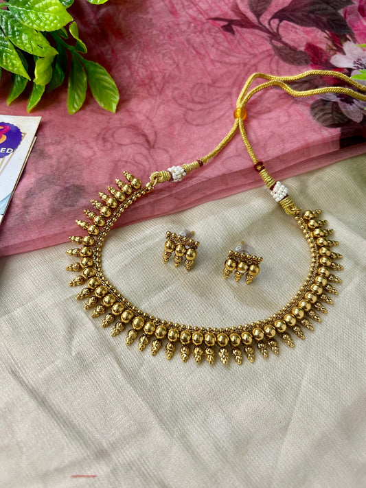 Single line golden neckpiece